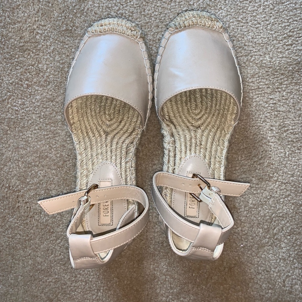 BOGO : Hobo flat sandals with adjustable strap